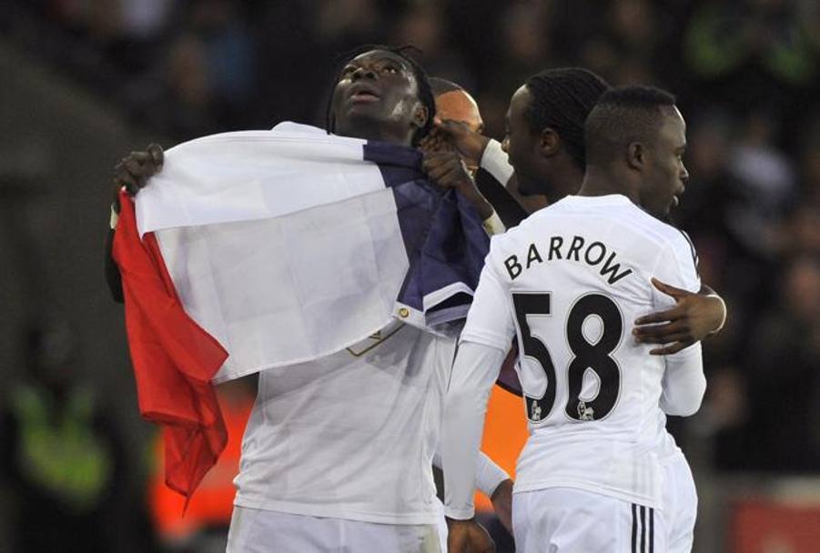 Bafetimbi Gomis,  attaccante francese dello Swansea, ha festeggiato il gol della propria squadra contro il West Ham sventolando la bandiera del proprio paese per dimostrare la propria vicinanza e solidarietà dopo gli attacchi terroristici degli ultimi giorni. Reuters